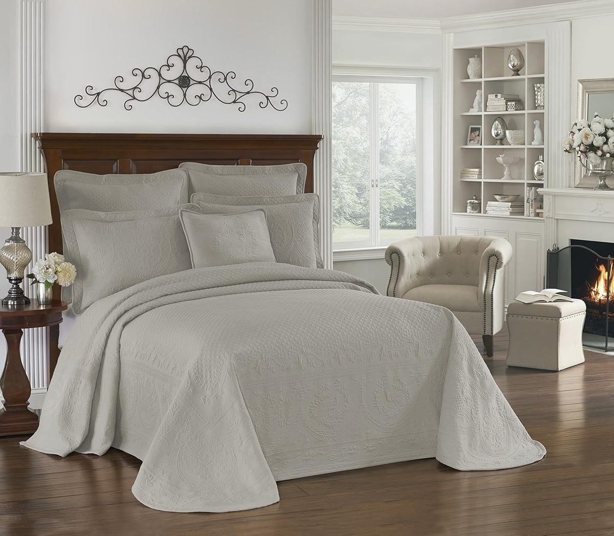 Ivory Floral Matelasse Bed Spread, King/CalKing G236