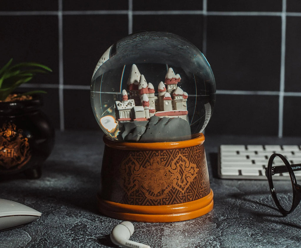 Harry Potter Hogwarts Castle Collectible Snow Globe F4008