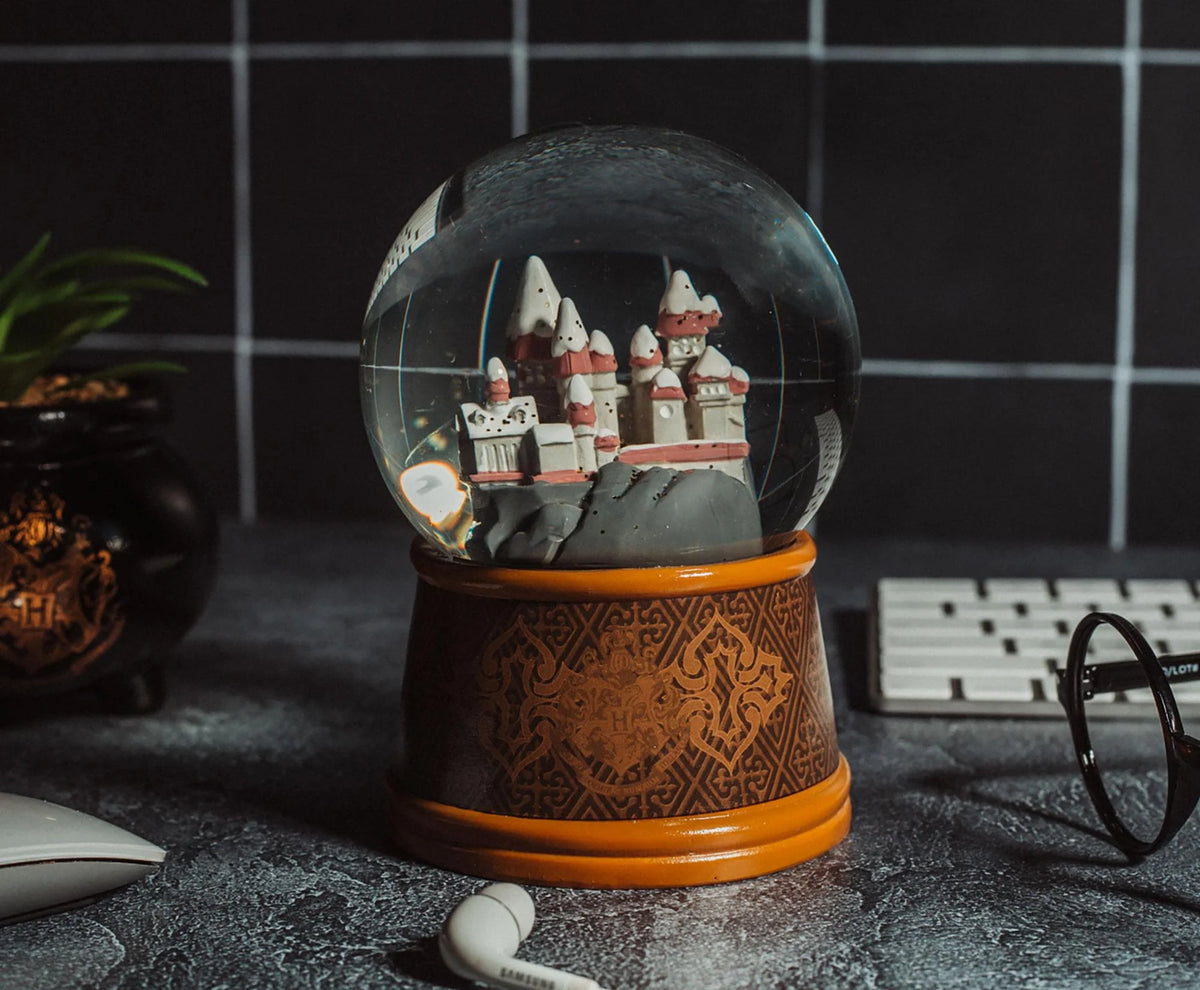 Harry Potter Hogwarts Castle Collectible Snow Globe F4008