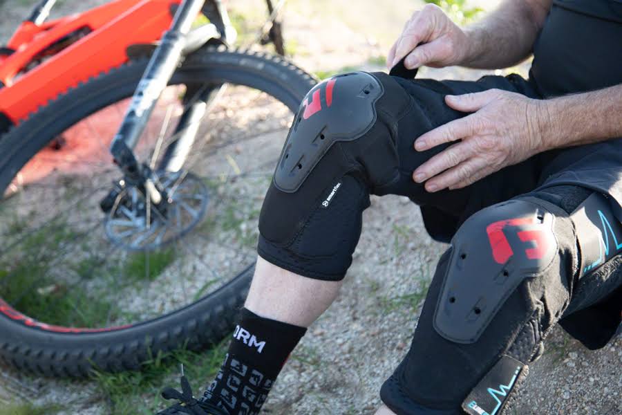Black Large Knee Pads Q2976