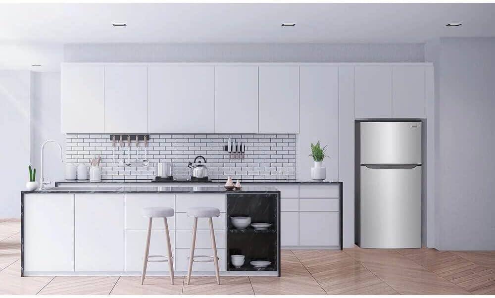 30 Inch Top Freezer Refrigerator with 18.3 cu. ft. Total Capacity I201985